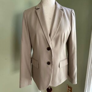 NWT J Crew single breasted blazer tan Size 6.
Gorgeous piece! Classic style.